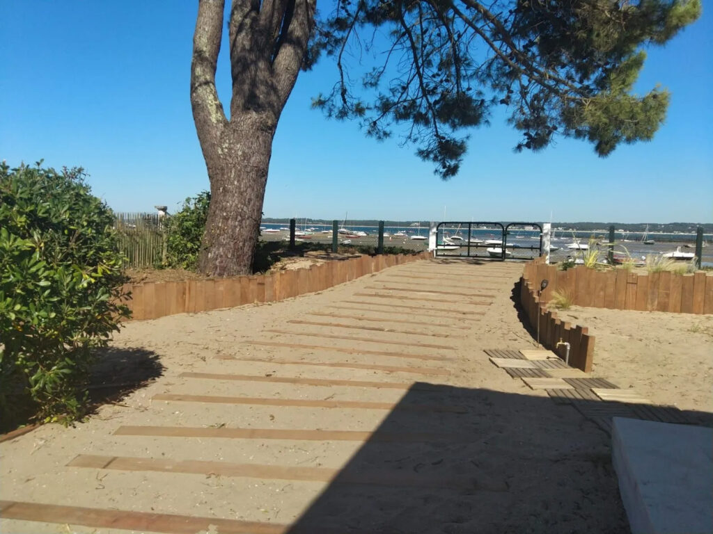 Accès à la plage en traverses paysagére